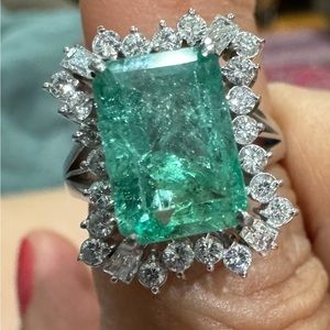Stunning Emerald 3.62ct and 0.79ct Diamonds. (Pt900), 9.5 grams. Size  6.25